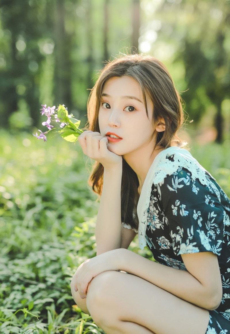 森系美女印花短裙甜美迷人写真