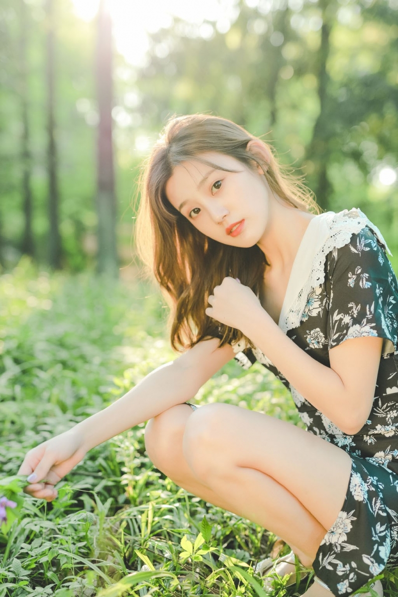 森系美女印花短裙甜美迷人写真