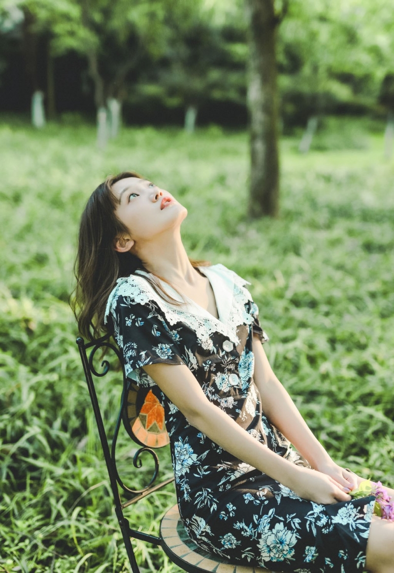 森系美女印花短裙甜美迷人写真