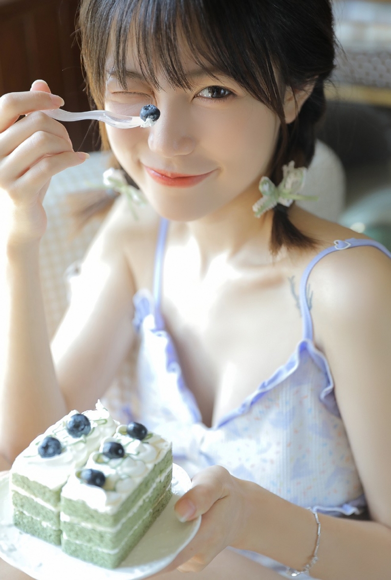 双马尾少女肌肤雪白光滑私房写真