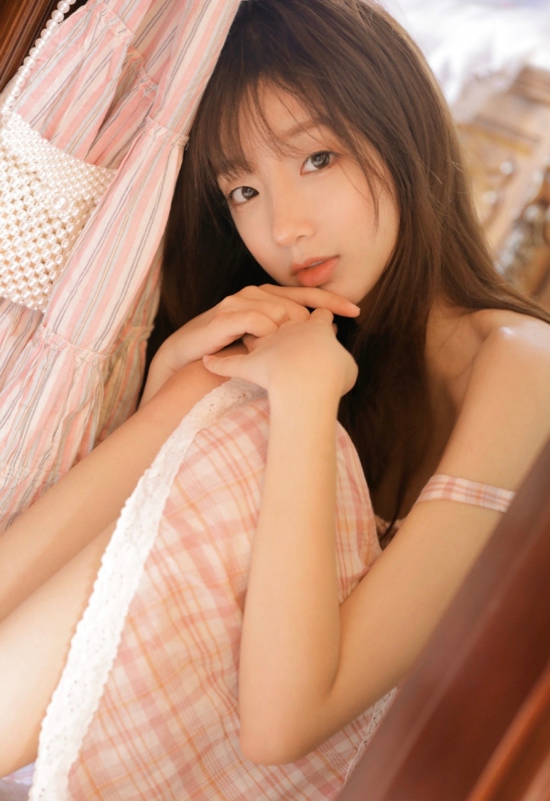 香肩性感的美女笑靥如花漂亮写真