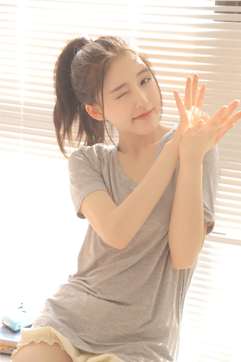 高马尾甜心杏眼干净迷人写真
