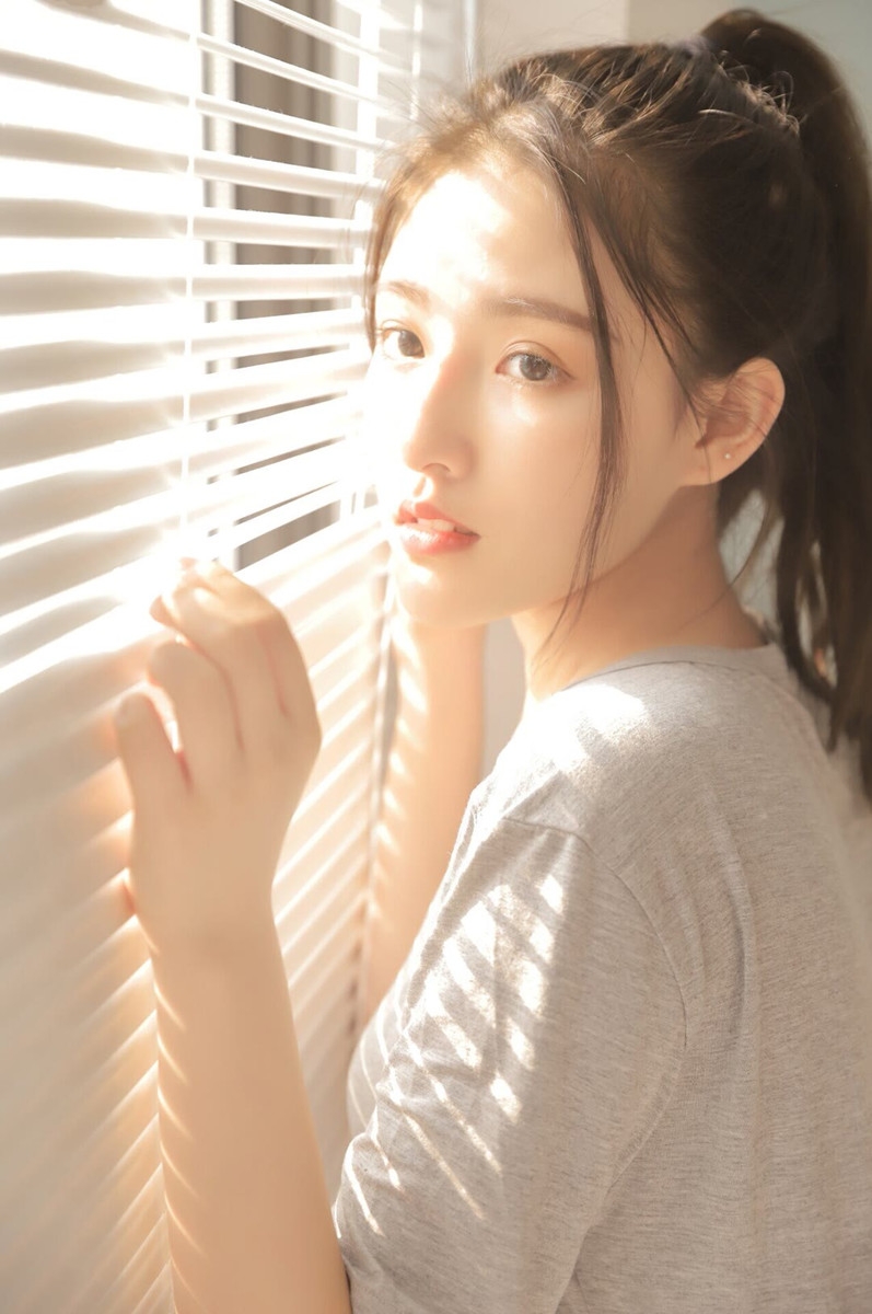 高马尾甜心杏眼干净迷人写真