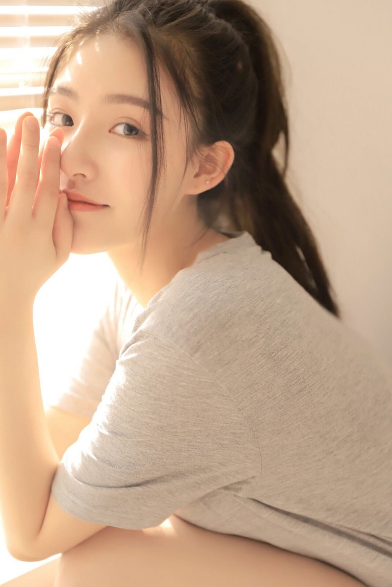高马尾甜心杏眼干净迷人写真