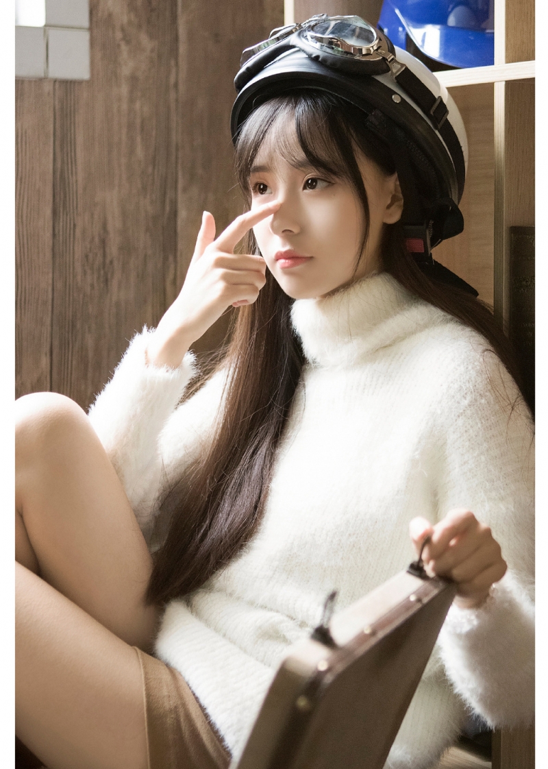 长腿美模身材高挑迷人艺术照