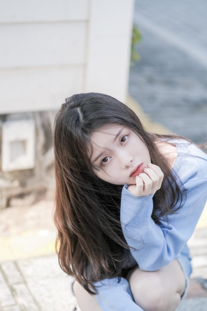 露脐装细腰美女阳光下养眼美照