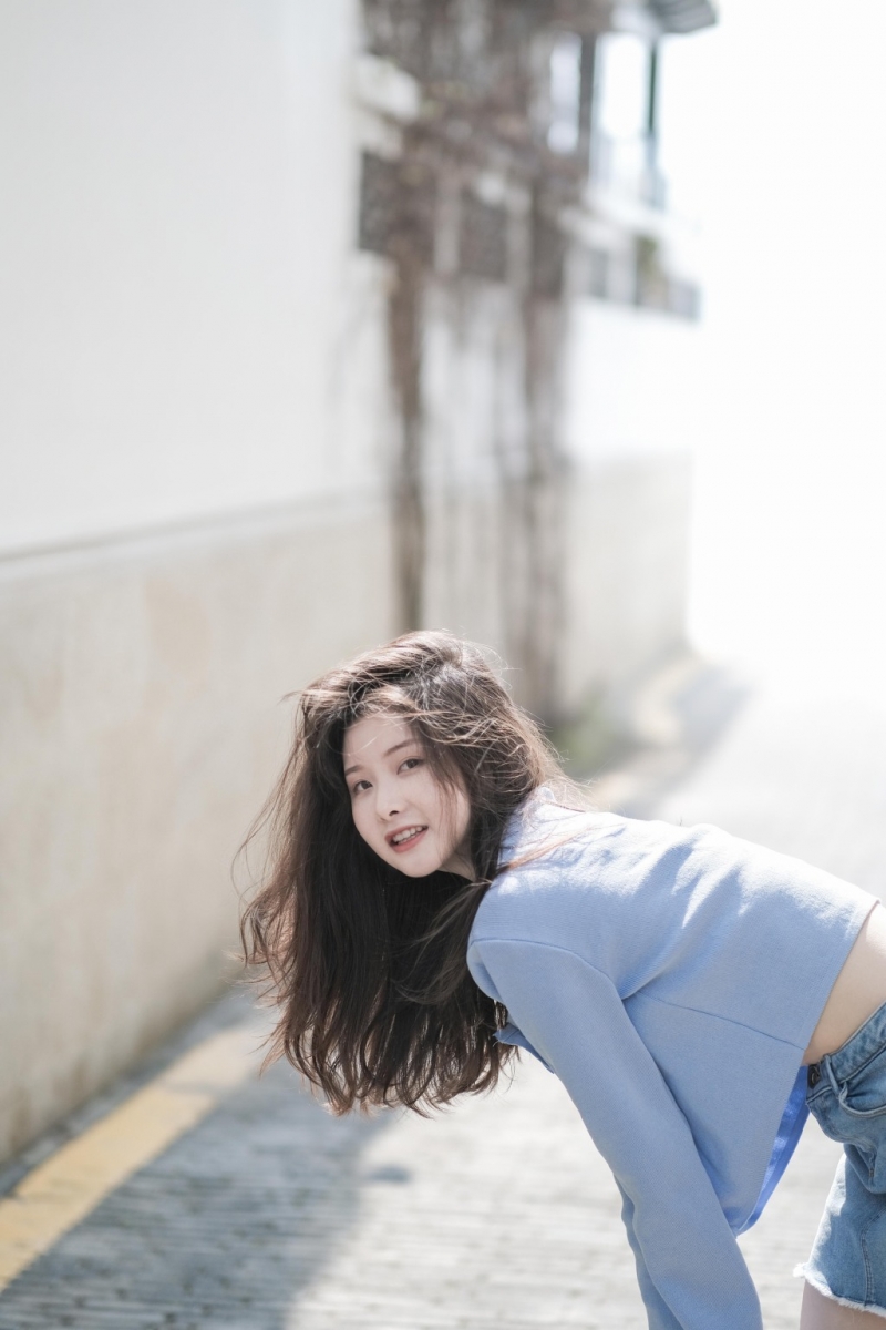 露脐装细腰美女阳光下养眼美照