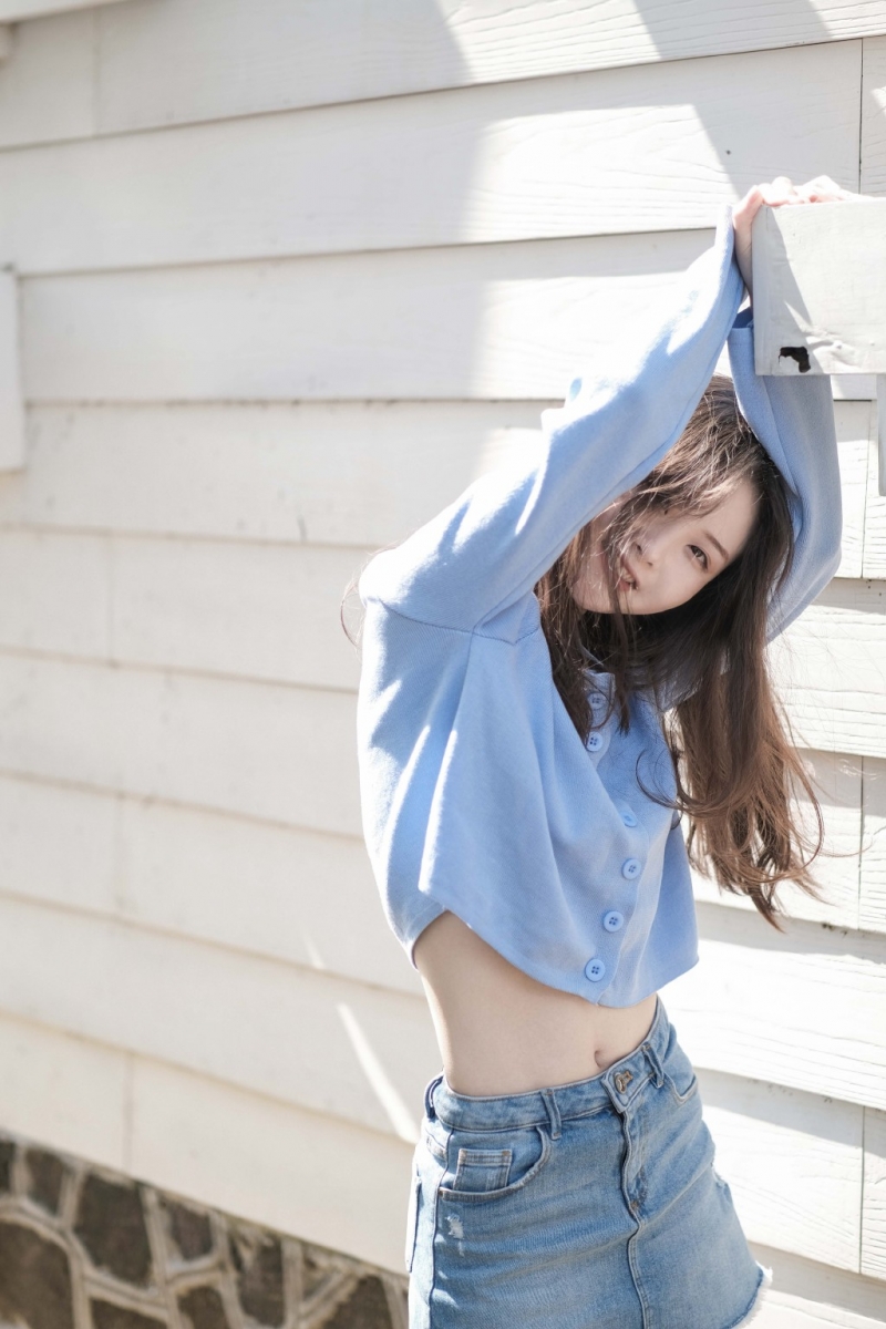 露脐装细腰美女阳光下养眼美照