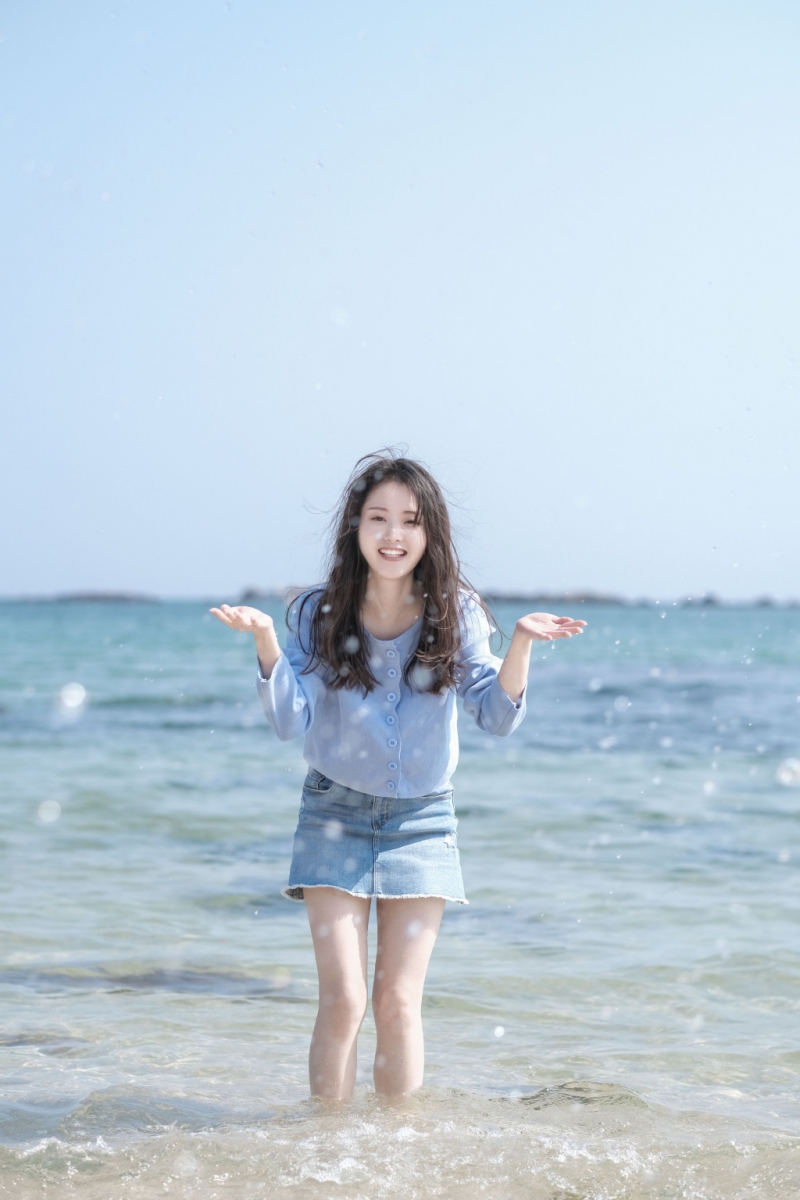 露脐装细腰美女阳光下养眼美照
