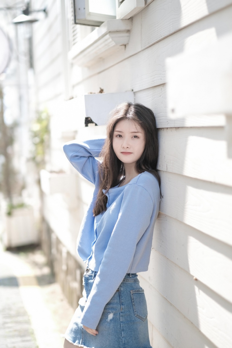 露脐装细腰美女阳光下养眼美照
