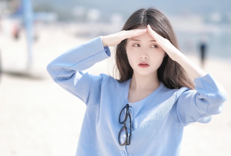 露脐装细腰美女阳光下养眼美照