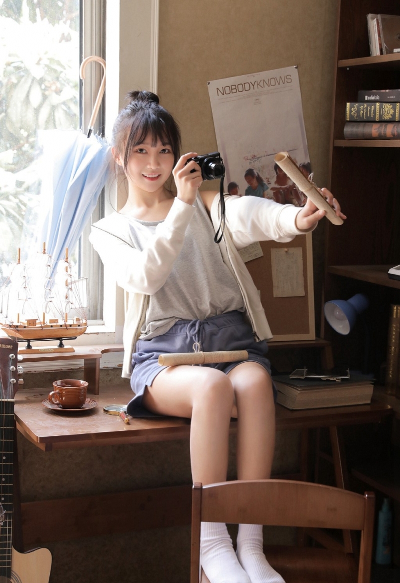 阳光小美女肌肤白皙减龄少女心壁纸