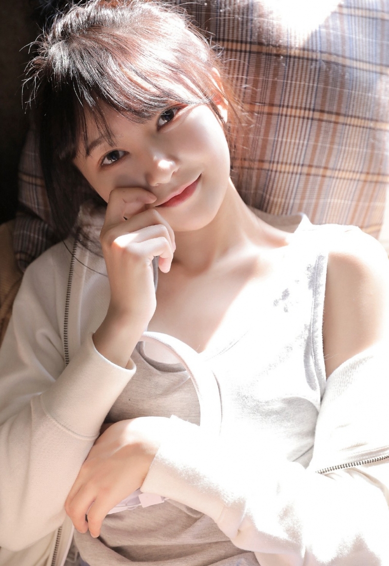 阳光小美女肌肤白皙减龄少女心壁纸