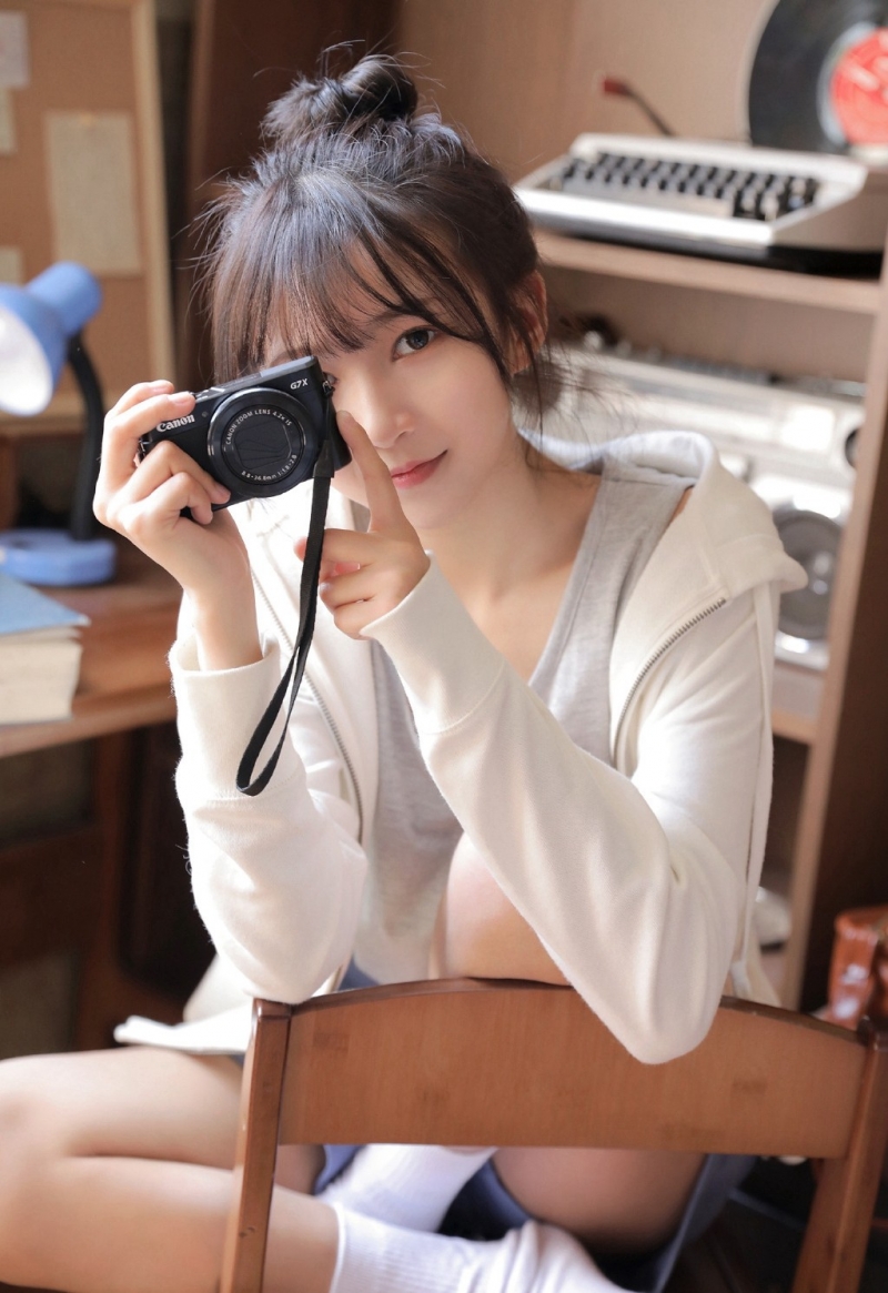 阳光小美女肌肤白皙减龄少女心壁纸