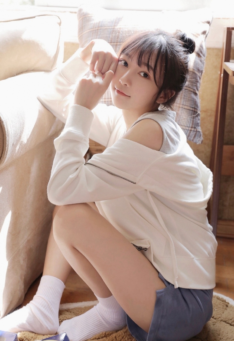 阳光小美女肌肤白皙减龄少女心壁纸