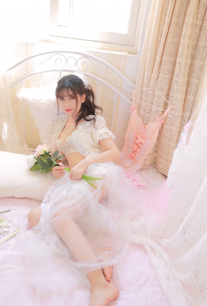 细腰小美女干净无害清纯妹子图