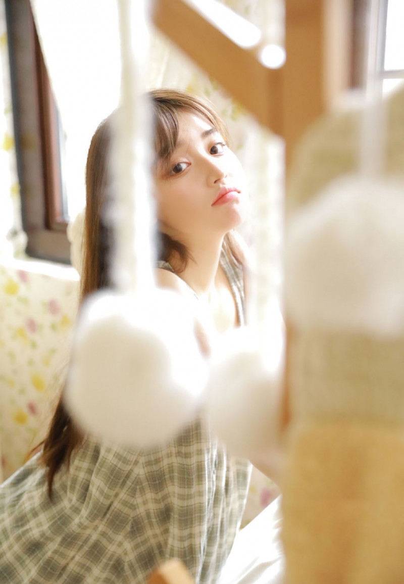 格子裙妹妹肤若凝脂俏皮美女图