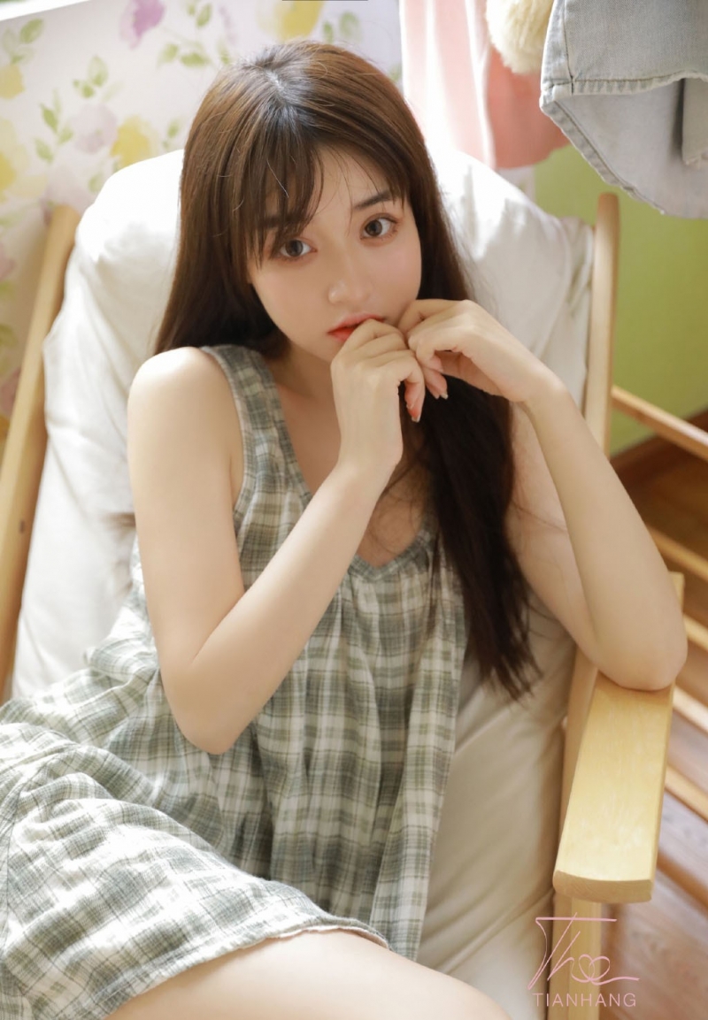 格子裙妹妹肤若凝脂俏皮美女图