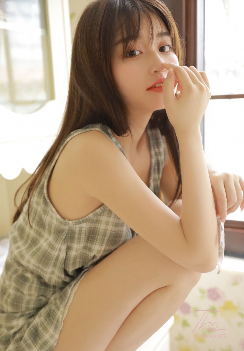 格子裙妹妹肤若凝脂俏皮美女图