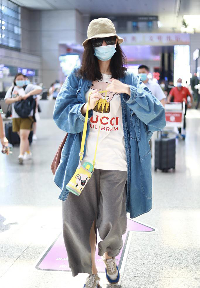 气质美女倪妮休闲文艺牛仔外套高铁站照图片