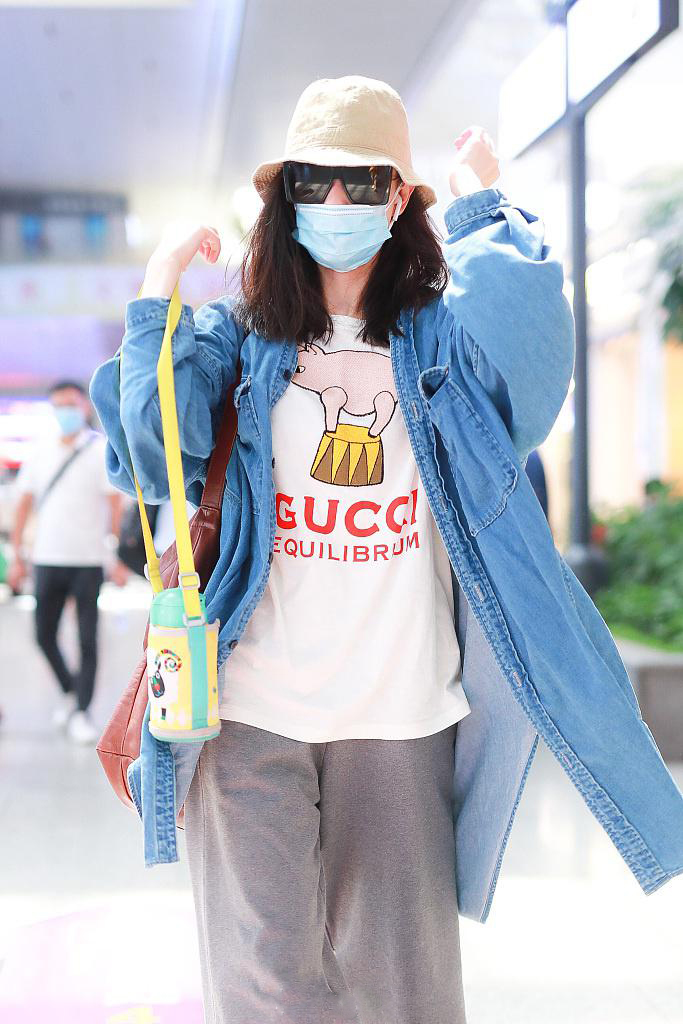 气质美女倪妮休闲文艺牛仔外套高铁站照图片