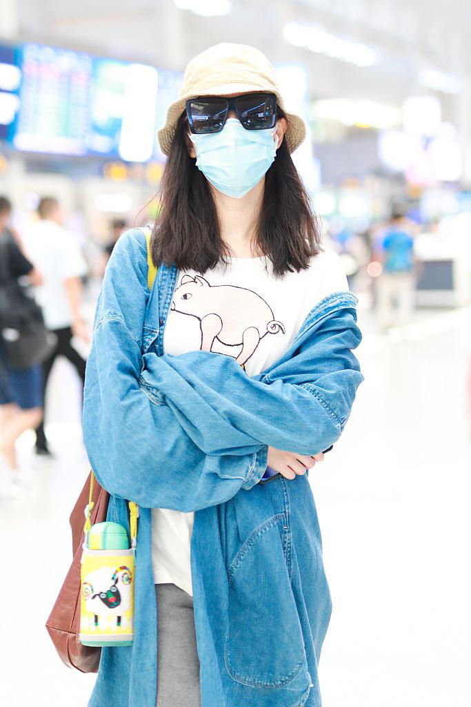 气质美女倪妮休闲文艺牛仔外套高铁站照图片