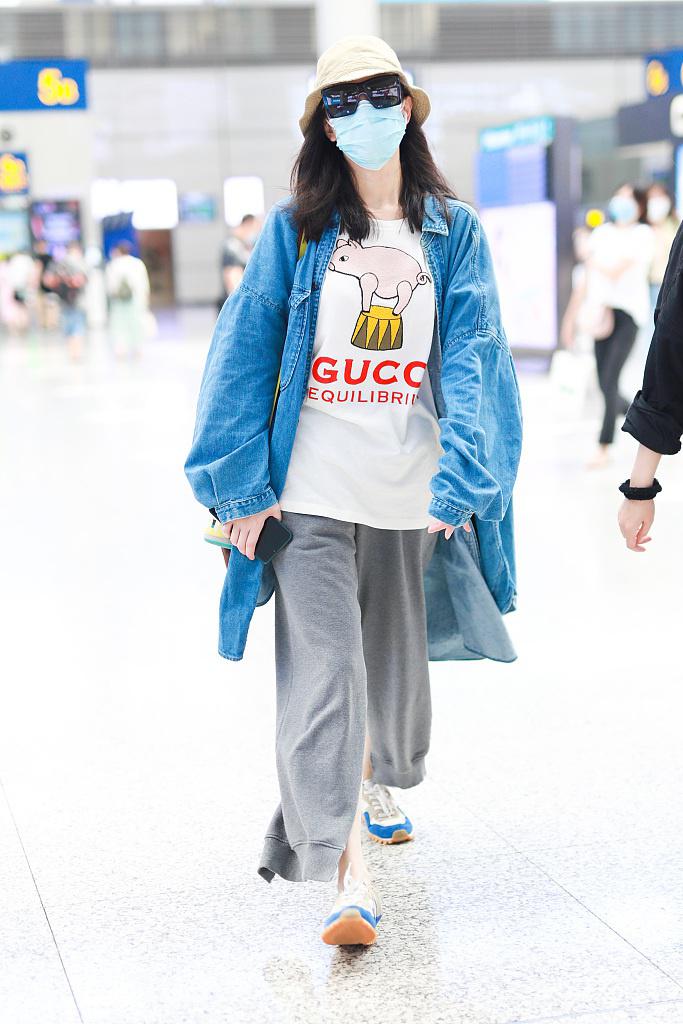 气质美女倪妮休闲文艺牛仔外套高铁站照图片