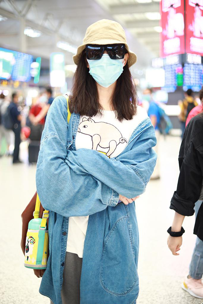 气质美女倪妮休闲文艺牛仔外套高铁站照图片