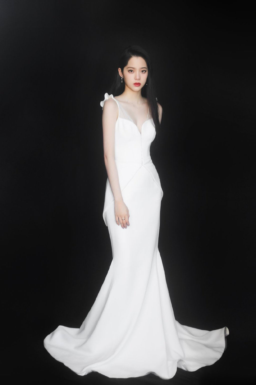 台湾美女欧阳娜娜白裙优雅性感写真图片