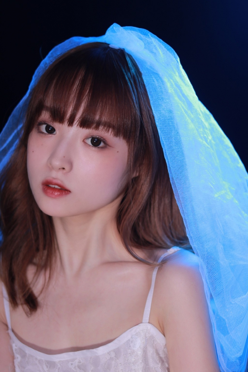 清纯少女锁骨精致白皙美女照片