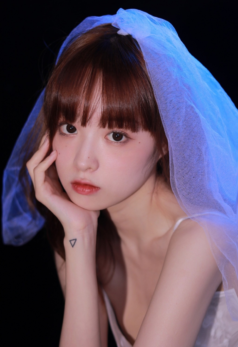清纯少女锁骨精致白皙美女照片
