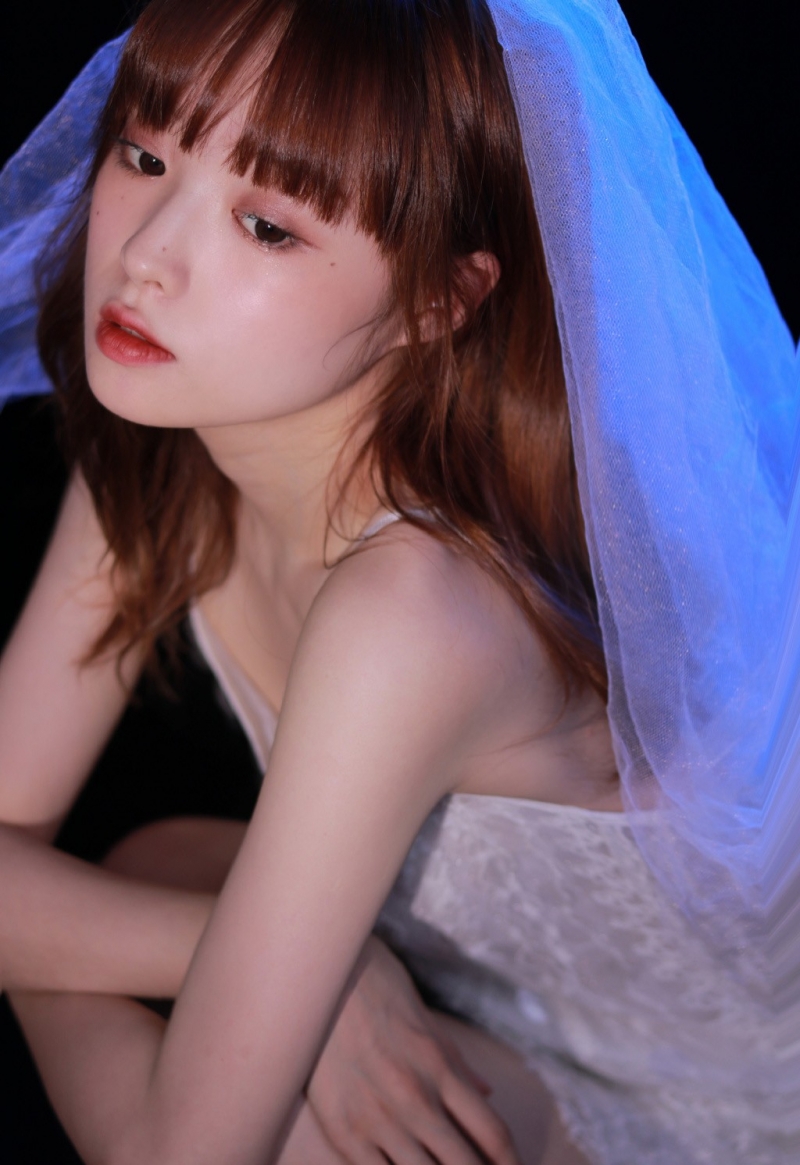 清纯少女锁骨精致白皙美女照片