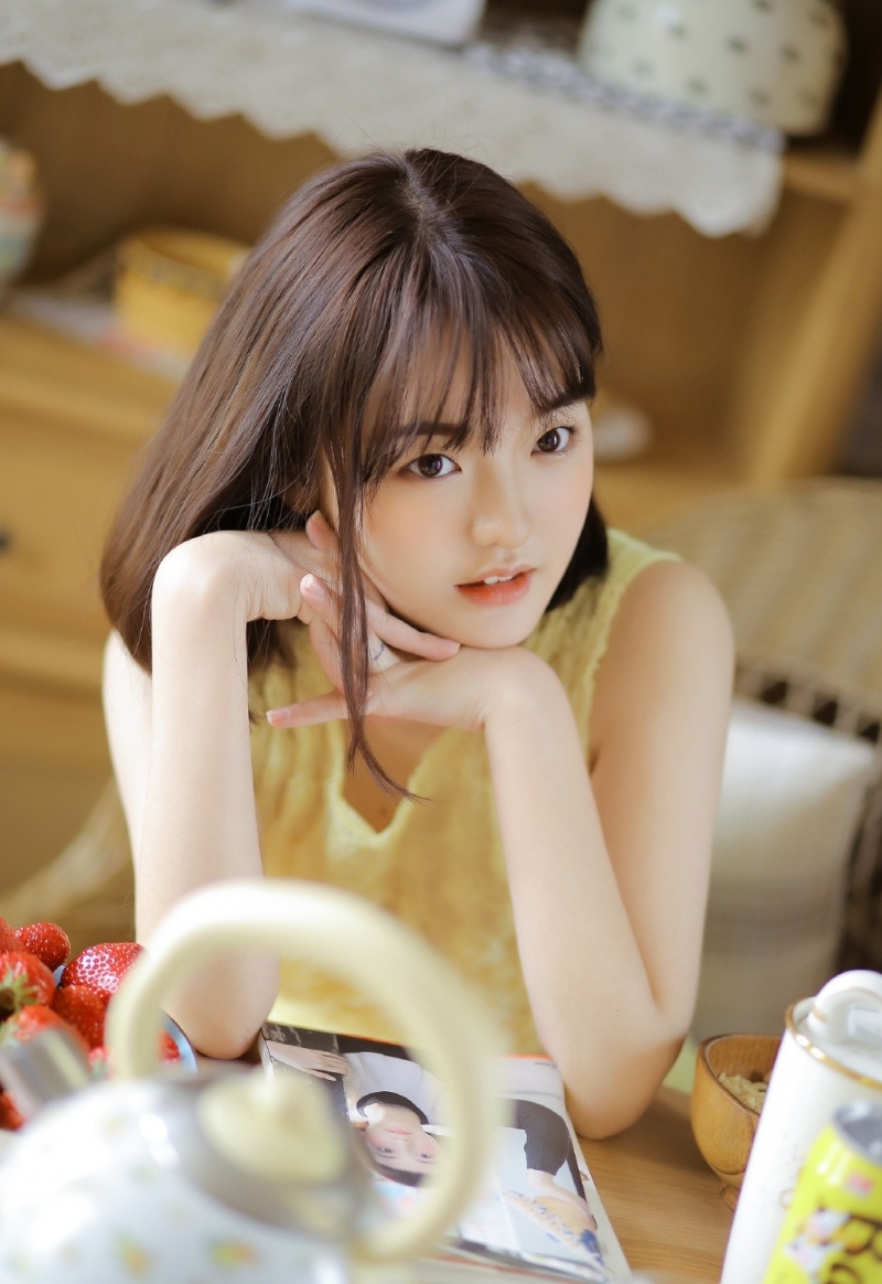 甜美学生妹长得亭亭玉立迷人写真