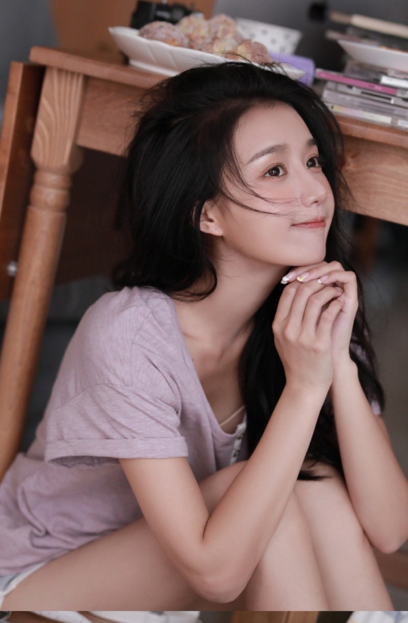 大眼美女粉嫩娇艳漂亮女生图片