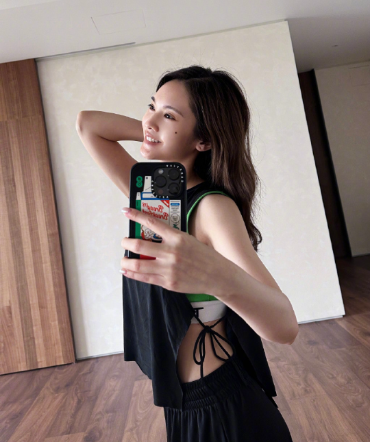 台湾美女明星杨丞琳运动服照片