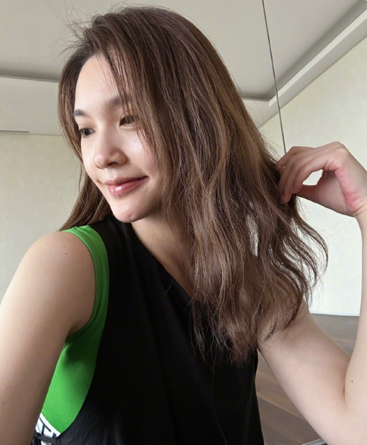 台湾美女明星杨丞琳运动服照片