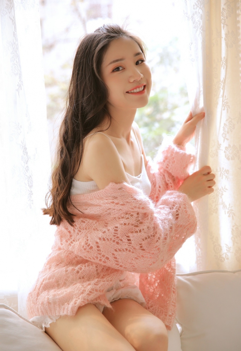 长发美女明眸皓齿娇羞可爱图片