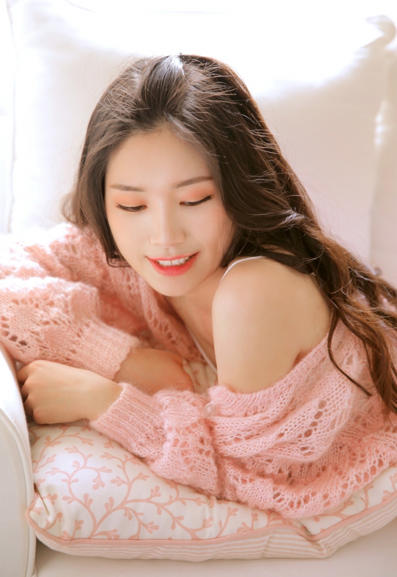 长发美女明眸皓齿娇羞可爱图片