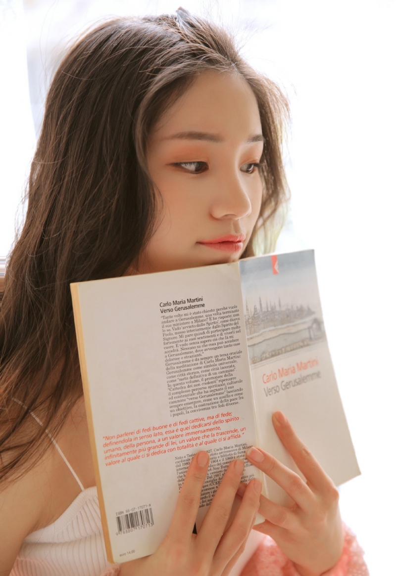 长发美女明眸皓齿娇羞可爱图片