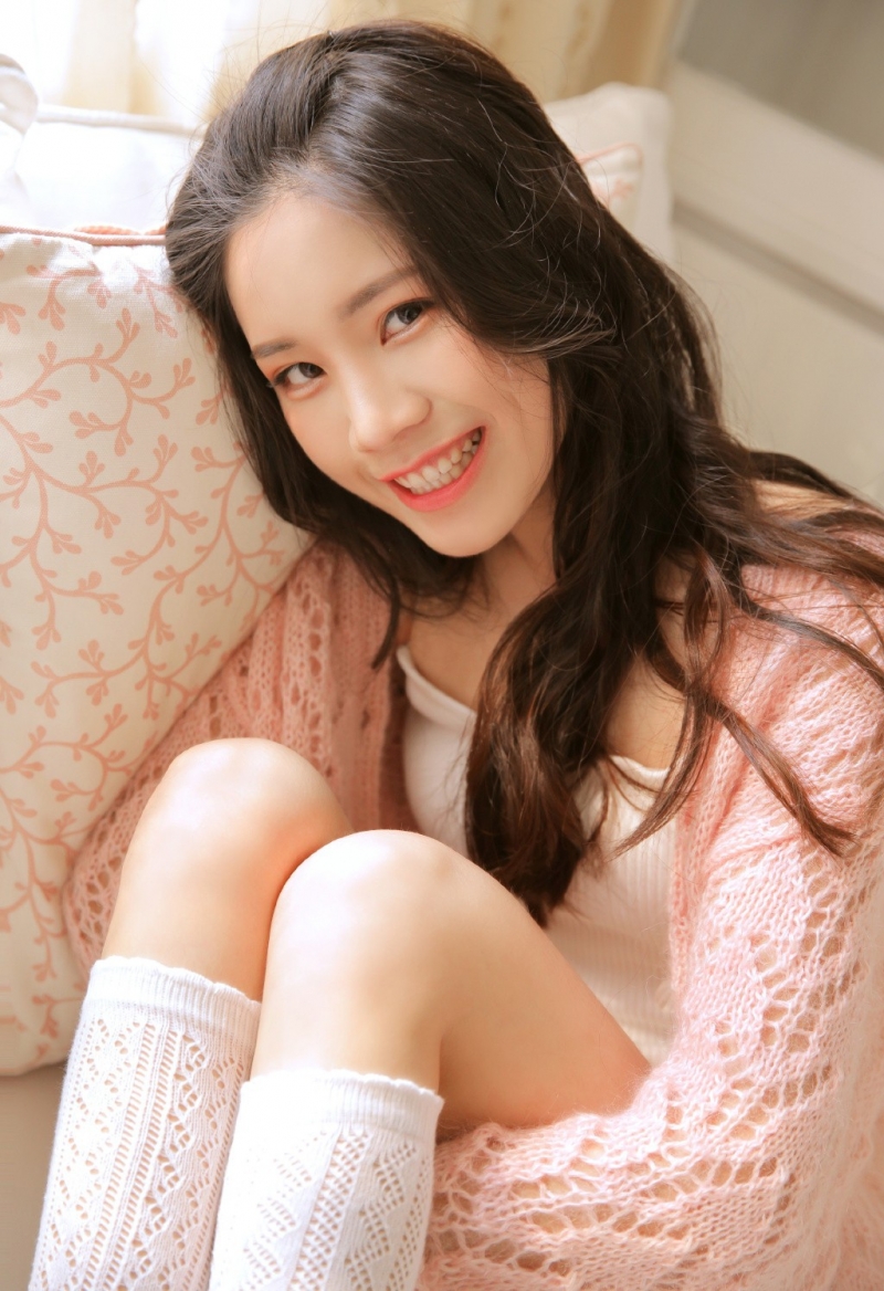 长发美女明眸皓齿娇羞可爱图片