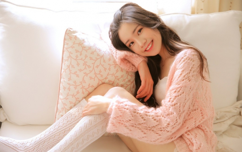 长发美女明眸皓齿娇羞可爱图片