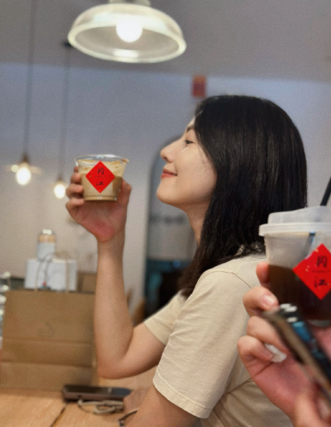 宅男女神高圆圆享受美食图片