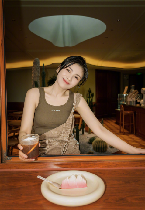 中国女演员刘涛生日晒工装写真帅气图片