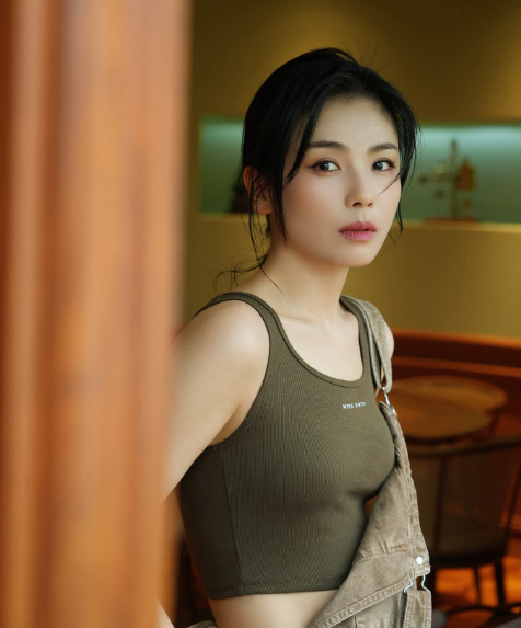中国女演员刘涛生日晒工装写真帅气图片
