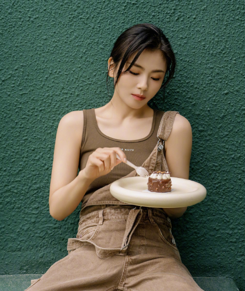 中国女演员刘涛生日晒工装写真帅气图片