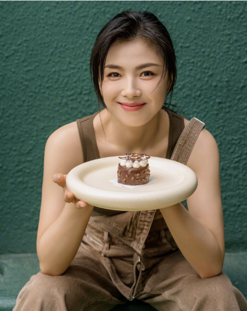 中国女演员刘涛生日晒工装写真帅气图片
