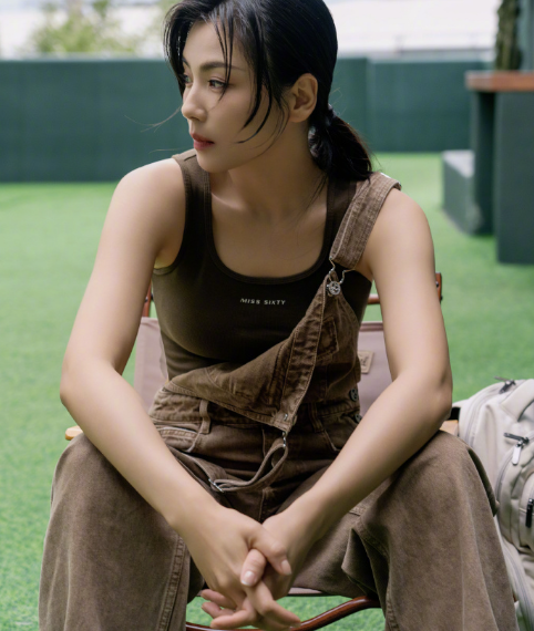 中国女演员刘涛生日晒工装写真帅气图片