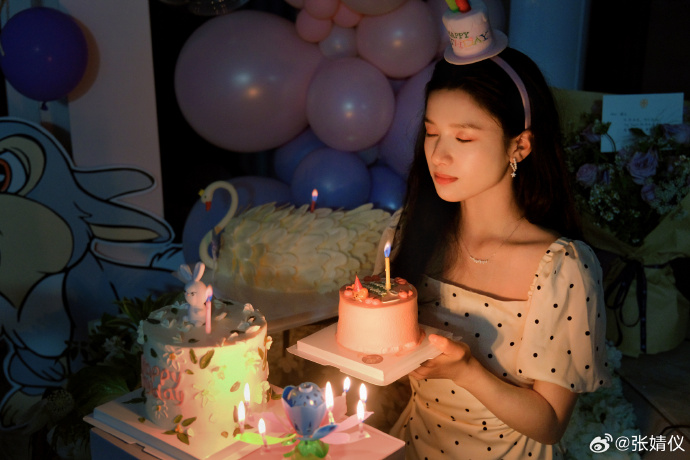 99年湖南美女明星张婧仪生日照图片