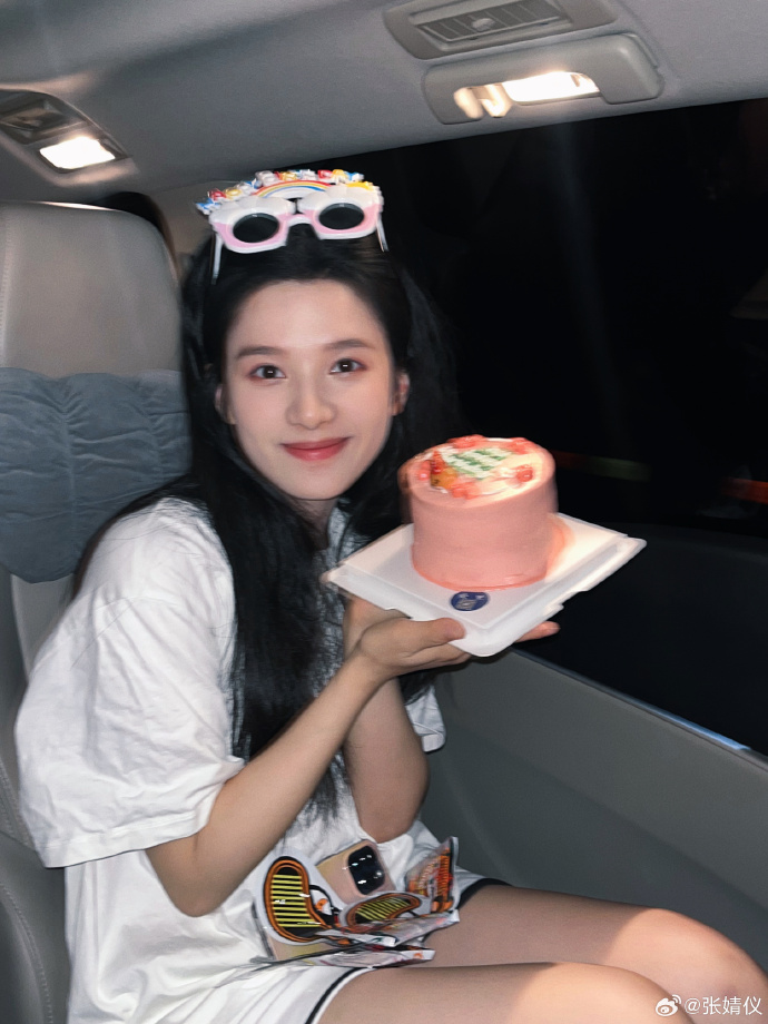 99年湖南美女明星张婧仪生日照图片