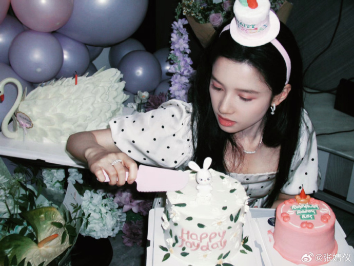 99年湖南美女明星张婧仪生日照图片
